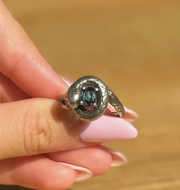 💠 Venum & Topaz Ring 🐍
